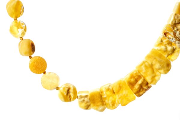 natural-baltic-amber-necklace-silvia-yellow-close-3