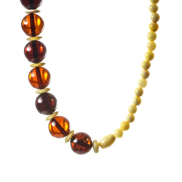 natural-baltic-amber-necklace-visavi-closeview-2